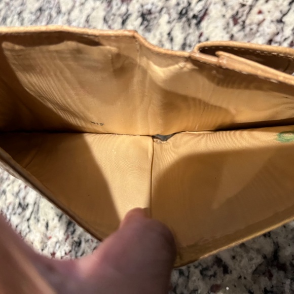 Authentic Chanel Trifold Wall - Picture 3 of 5